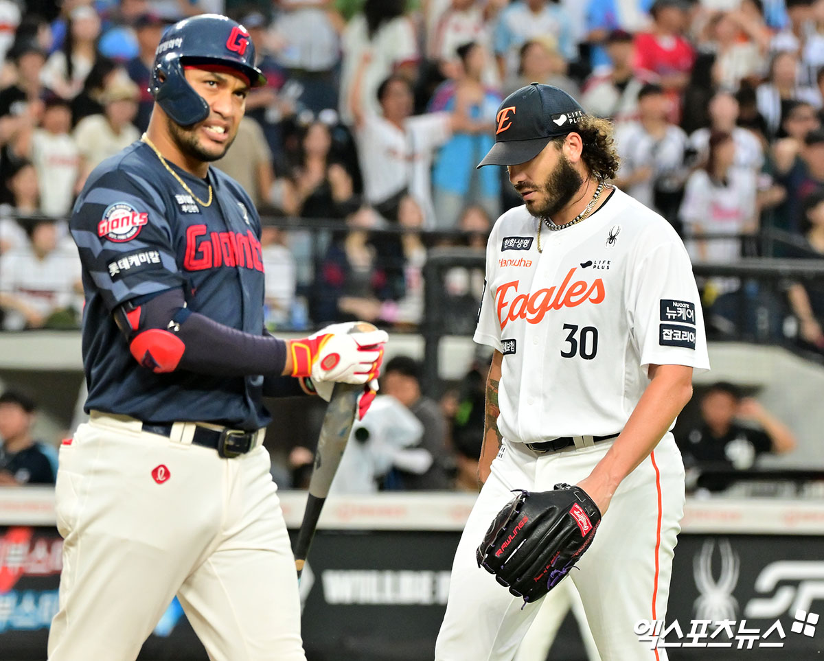 12일 오후 대전 한화생명 볼파크에서 열린 '2025 신한 SOL Bank KBO리그' 롯데 자이언츠와 한화 이글스의 경기, 1회초 수비를 마친 한화 폰세가 더그아웃으로 향하고 있다. 엑스포츠뉴스 대전, 김한준 기자
