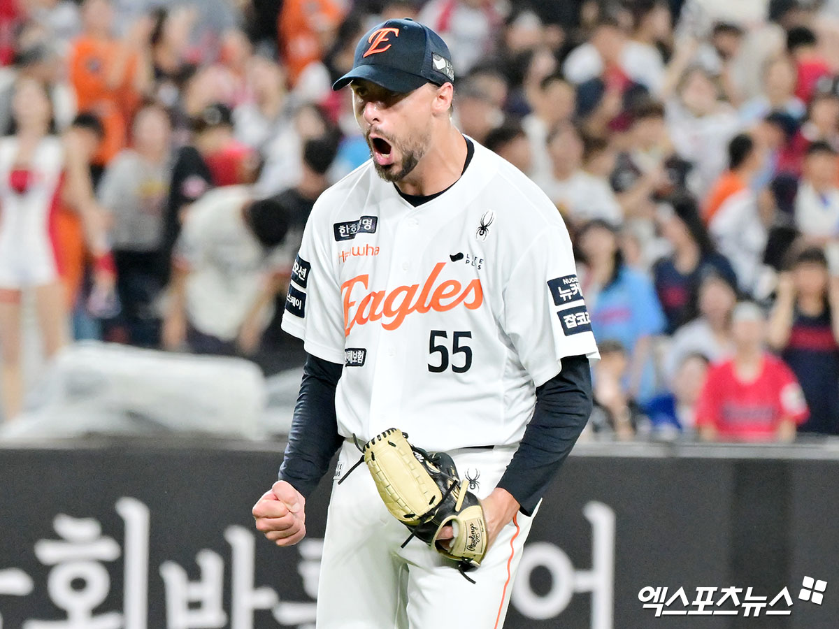 13일 오후 대전 한화생명 볼파크에서 열린 '2025 신한 SOL Bank KBO리그' 롯데 자이언츠와 한화 이글스의 경기, 4회초 수비를 마친 한화 와이스가 기뻐하고 있다. 엑스포츠뉴스 대전, 김한준 기자