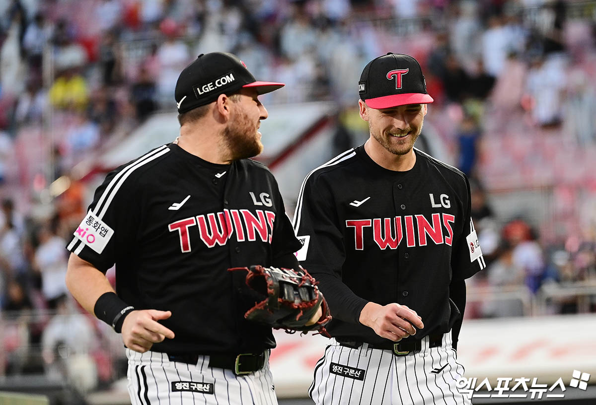 12일 오후 수원케이티위즈파크에서 열린 '2025 신한 SOL Bank KBO리그' LG 트윈스와 KT 위즈의 경기, 3회말 종료 후 LG 선발투수 톨허스트가 더그아웃으로 향하며 오스틴과 이야기를 나누고 있다. 엑스포츠뉴스 DB