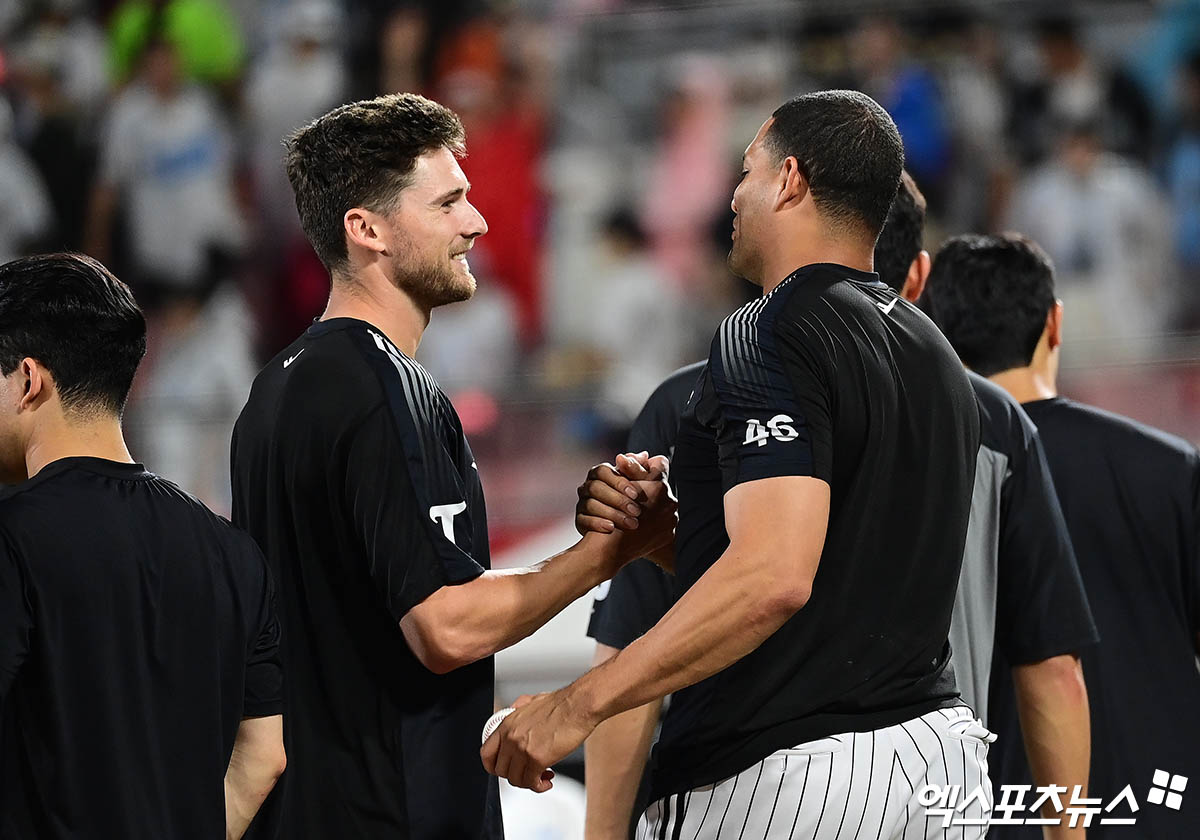 12일 오후 수원케이티위즈파크에서 열린 '2025 신한 SOL Bank KBO리그' LG 트윈스와 KT 위즈의 경기, LG가 새 외국인 투수 톨허스트의 7이닝 무실점 완벽투와 타선의 활약에 힘입어 11:2의 스코어로 승리하며 1위 자리를 지켰다.  경기 종료 후 LG 톨허스트와 치리노스가 승리의 하이파이브를 나누고 있다. 엑스포츠뉴스 DB