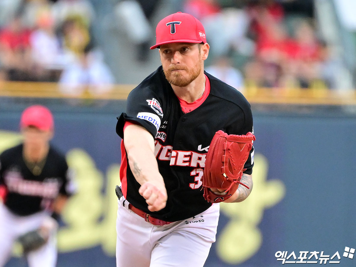 KIA 타이거즈 선발투수 애덤 올러가 올해 정규시즌 경기에 선발 등판해 투구하고 있다. 엑스포츠뉴스 DB