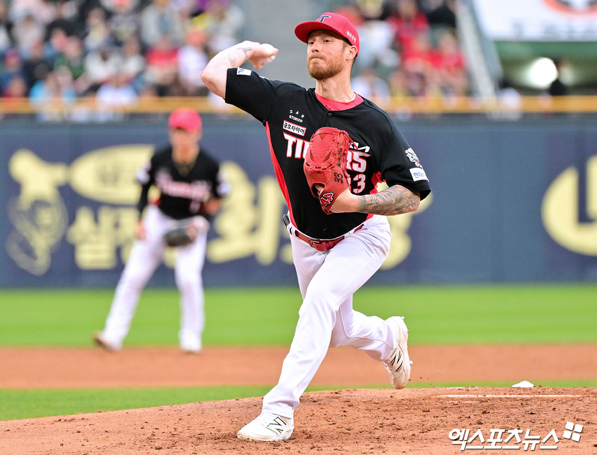 KIA 타이거즈 선발투수 애덤 올러가 올해 정규시즌 경기에 선발 등판해 투구하고 있다. 엑스포츠뉴스 DB