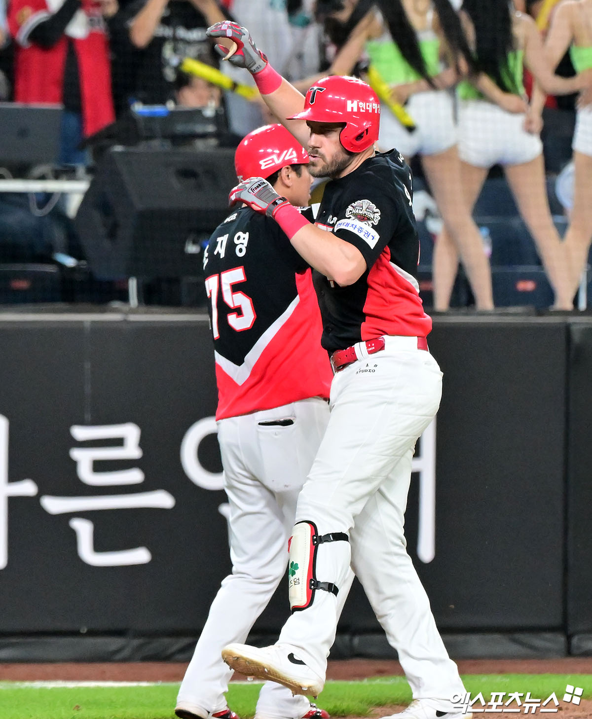 KIA 타이거즈 패트릭 위즈덤이 정규시즌 경기에서 홈런을 친 뒤 세리머니하고 있다. 엑스포츠뉴스 DB