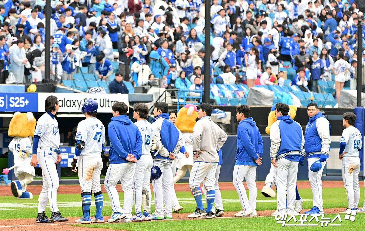삼성 라이온즈 선수들이 올해 정규시즌 경기를 마친 뒤 팬들에게 인사하기 위해 도열해 있다. 엑스포츠뉴스 DB