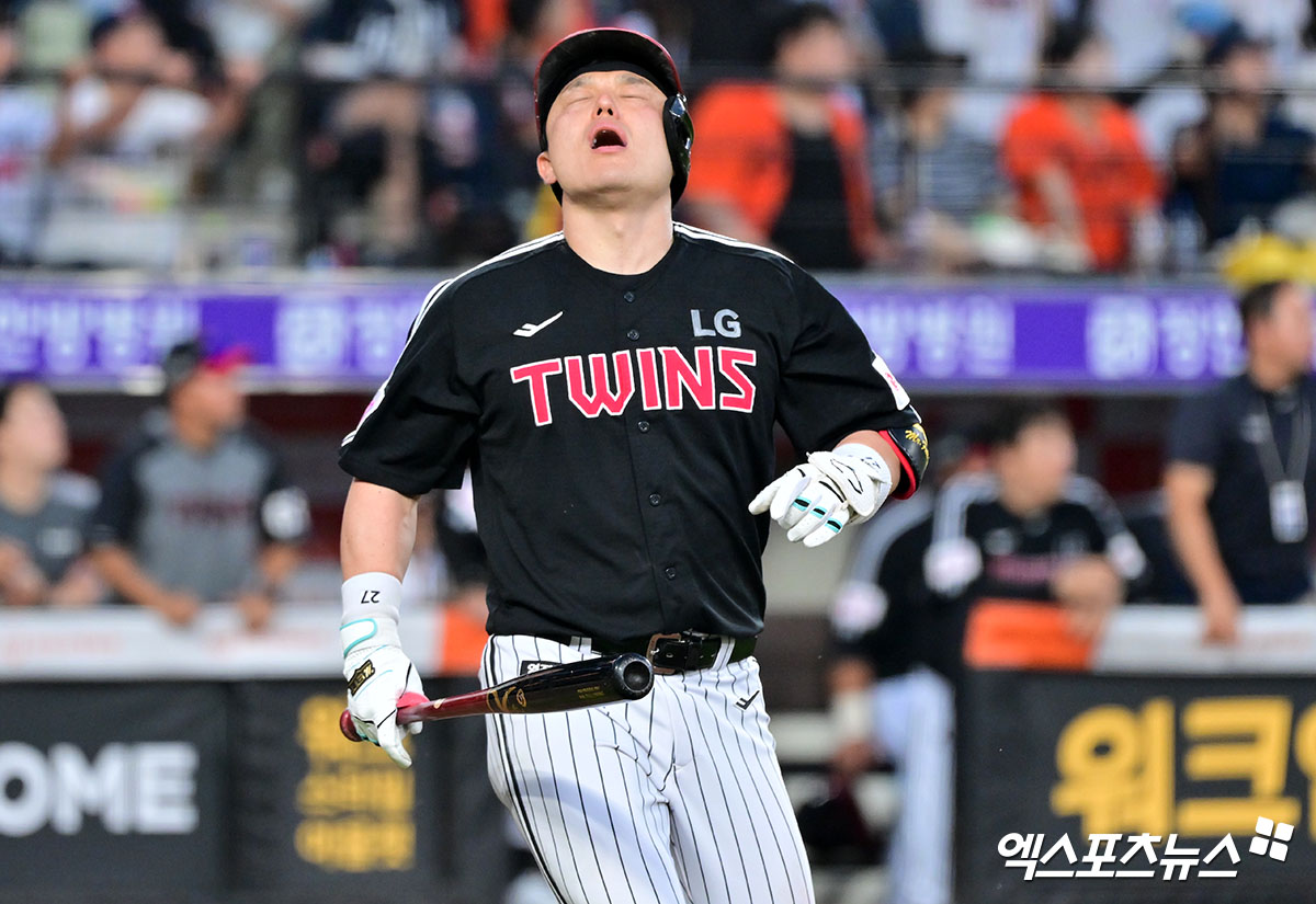 14일 오후 대전 한화생명 볼파크에서 열린 '2025 신한 SOL Bank KBO리그' LG 트윈스와 한화 이글스의 경기, 8회초 1사 만루 LG 박동원이 타격을 하고 있다. 결과는 1타점 희생플라이 아웃. 엑스포츠뉴스 DB