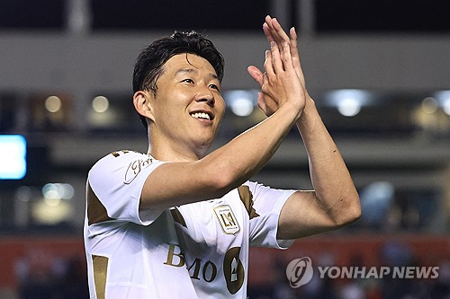 로스앤젤레스 FC(LAFC)의 단장이 손흥민의 유니폼이 현 시점 전 세계에서 가장 많이 팔리는 스포츠 유니폼이라고 말했다. LAFC의 공동 회장이자 단장인 존 토링턴에 따르면 손흥민의 유니폼은 세계적인 슈퍼스타 리오넬 메시와 크리스티아누 호날두는 물론, 농구 역대 최고 반열에 오른 르브론 제임스의 유니폼보다 더 많은 판매량을 기록 중이다. LAFC는 현재 말 그대로 손흥민의 유니폼이 없어서 못 파는 수준이다. 사진 연합뉴스