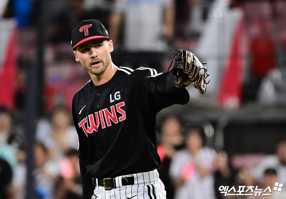 12일 오후 수원케이티위즈파크에서 열린 '2025 신한 SOL Bank KBO리그' LG 트윈스와 KT 위즈의 경기, 7회말 1사 LG 선발투수 톨허스트가 KT 허경민을 3루수 땅볼로 돌려세운 뒤 호수비를 선보인 구본혁에게 고마움을 표하고 있다. 엑스포츠뉴스 DB