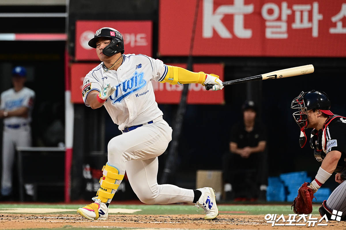 12일 오후 수원케이티위즈파크에서 열린 '2025 신한 SOL Bank KBO리그' LG 트윈스와 KT 위즈의 경기, 4회말 2사 KT 안현민이 헛스윙 삼진 아웃 당하고 있다. 엑스포츠뉴스 DB