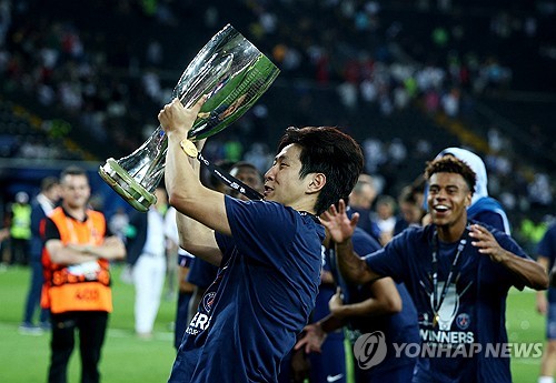 환상 왼발 중거리포로 파리 생제르맹(PSG)의 유럽축구연맹(UEFA) 슈퍼컵 우승을 이끈 이강인이 올여름 PSG에 잔류할 가능성이 점점 더 커지고 있다. 프랑스 풋메르카토에 따르면 이강인은 반전의 문턱에 섰다. 잉글리시 프리미어리그(EPL)나 튀르키예, 사우디아라비아 등 여러 리그로 이적할 거라는 루머에 휘말렸던 이강인이 PSG에 남을 수도 있다는 주장이 조금씩 나오고 있다. 연합뉴스