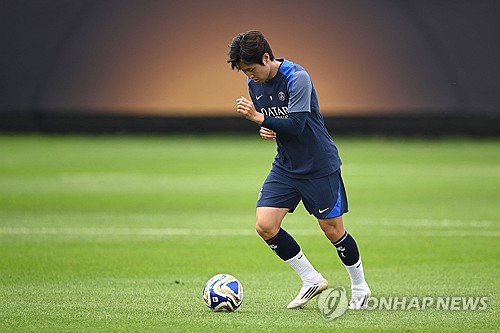 환상 왼발 중거리포로 파리 생제르맹(PSG)의 유럽축구연맹(UEFA) 슈퍼컵 우승을 이끈 이강인이 올여름 PSG에 잔류할 가능성이 점점 더 커지고 있다. 프랑스 풋메르카토에 따르면 이강인은 반전의 문턱에 섰다. 잉글리시 프리미어리그(EPL)나 튀르키예, 사우디아라비아 등 여러 리그로 이적할 거라는 루머에 휘말렸던 이강인이 PSG에 남을 수도 있다는 주장이 조금씩 나오고 있다. 연합뉴스