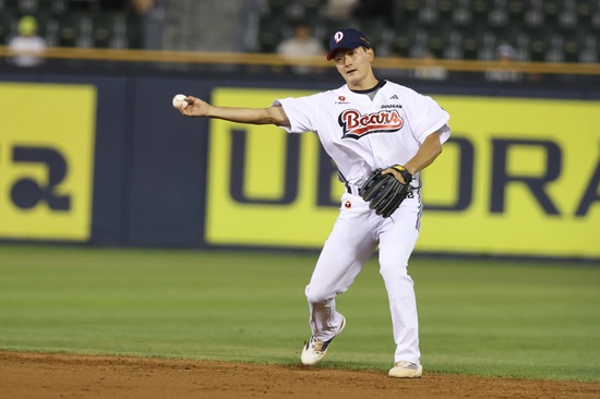 두산 베어스 내야수 안재석이 15일 잠실 KIA 타이거즈전에서 7번 지명타자로 선발 출전한다. 안재석은 730일 만에 선발 라인업에 이름을 올리고 데뷔 첫 지명타자 선발 출전에 나선다. 두산 베어스