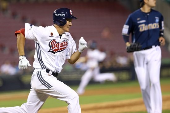 두산 베어스 내야수 안재석이 15일 잠실 KIA 타이거즈전에서 7번 지명타자로 선발 출전한다. 안재석은 730일 만에 선발 라인업에 이름을 올리고 데뷔 첫 지명타자 선발 출전에 나선다. 두산 베어스