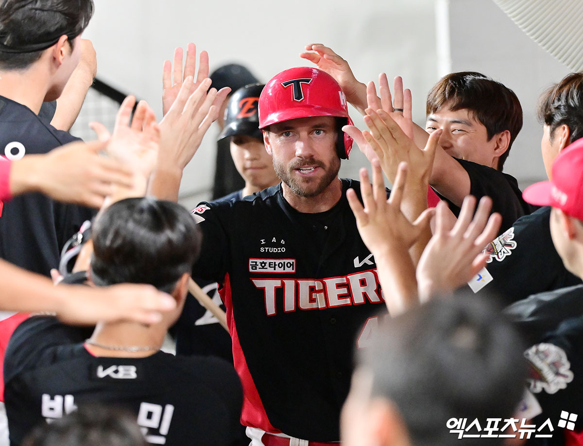 KIA는 지난 14일 대구 삼성라이온즈파크에서 2025 신한 SOL 뱅크 KBO리그 삼성 라이온즈전을 치러 10-4로 승리했다. 선발 투수 양현종이 5⅔이닝 86구 8피안타 4탈삼진 3실점(2자책)으로 호투하면서 시즌 7승째를 달성했다. 팀 타선에선 위즈덤이 만루포를 포함해 5타수 4안타 2홈런 6타점 2득점으로 맹타를 휘둘렀다. 위즈덤은 그간 득점권에서 부진하다는 평가를 들었으나 이날 만큼은 달라진 모습을 선보였다. 이범호 KIA 감독도 위즈덤의 맹활약을 반겼다. 엑스포츠뉴스DB