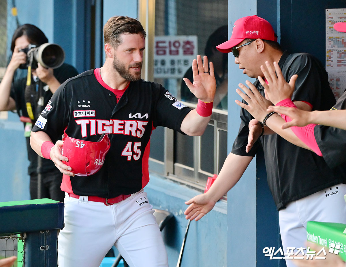 KIA는 지난 14일 대구 삼성라이온즈파크에서 2025 신한 SOL 뱅크 KBO리그 삼성 라이온즈전을 치러 10-4로 승리했다. 선발 투수 양현종이 5⅔이닝 86구 8피안타 4탈삼진 3실점(2자책)으로 호투하면서 시즌 7승째를 달성했다. 팀 타선에선 위즈덤이 만루포를 포함해 5타수 4안타 2홈런 6타점 2득점으로 맹타를 휘둘렀다. 위즈덤은 그간 득점권에서 부진하다는 평가를 들었으나 이날 만큼은 달라진 모습을 선보였다. 이범호 KIA 감독도 위즈덤의 맹활약을 반겼다. 엑스포츠뉴스DB
