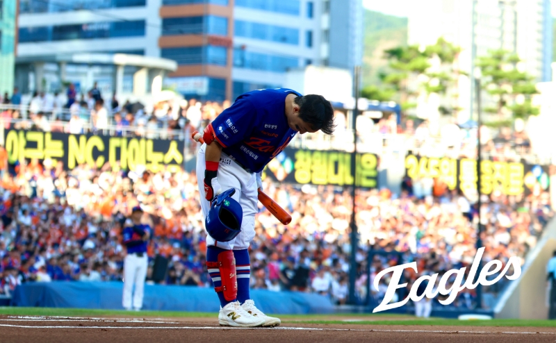 손아섭은 지난달 31일 트레이드를 통해 NC 다이노스에서 한화 이글스로 이적했다. 손아섭이 15일 창원 NC파크에서 2025 신한 SOL Bank KBO리그 NC 다이노스와의 원정경기 첫 타석을 앞두고 팬들에게 인사를 하고 있다. 한화 이글스