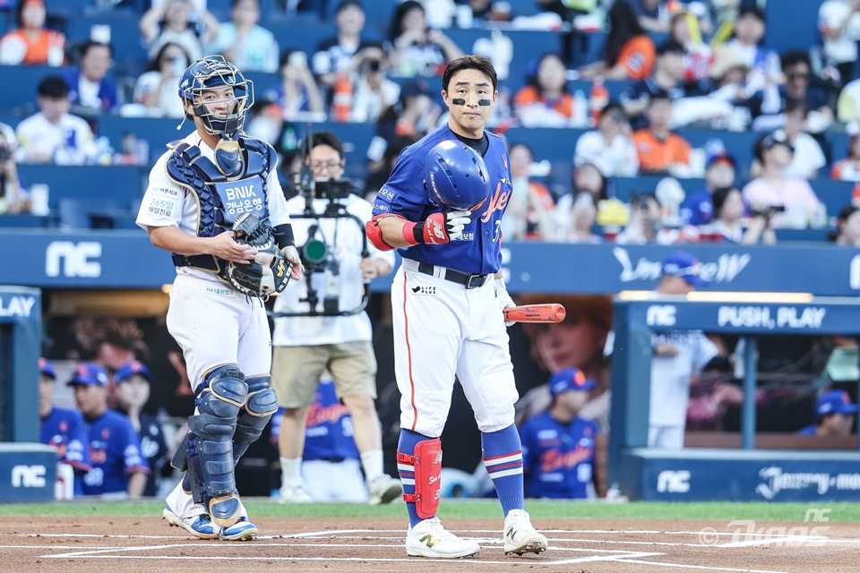 손아섭은 지난달 31일 트레이드를 통해 NC 다이노스에서 한화 이글스로 이적했다. 손아섭이 15일 창원 NC파크에서 2025 신한 SOL Bank KBO리그 NC 다이노스와의 원정경기 첫 타석을 앞두고 팬들에게 인사를 하고 있다. NC 다이노스