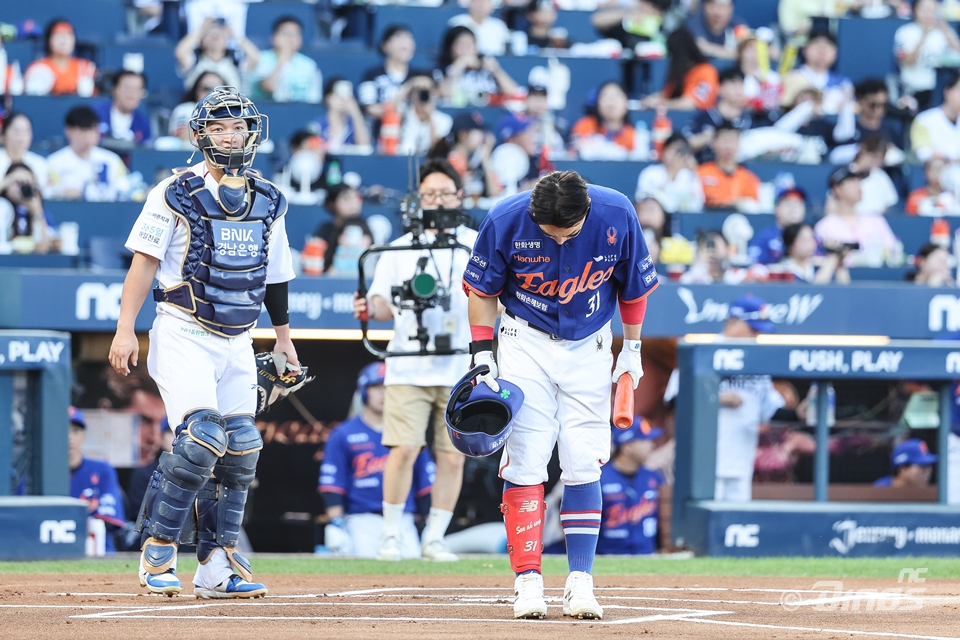 손아섭은 지난달 31일 트레이드를 통해 NC 다이노스에서 한화 이글스로 이적했다. 손아섭이 15일 창원 NC파크에서 2025 신한 SOL Bank KBO리그 NC 다이노스와의 원정경기 첫 타석을 앞두고 팬들에게 인사를 하고 있다. NC 다이노스