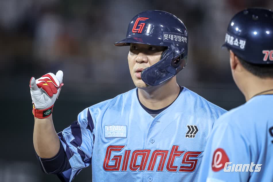 롯데 자이언츠 베테랑 타자 김민성이 15일 부산 사직야구장에서 열린 2025 신한 SOL Bank KBO리그 삼성 라이온즈와의 팀 간 11차전에서 6회말 3타점 2루타를 기록했다. 사진 엑스포츠뉴스 DB