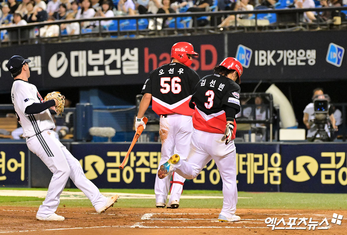 15일 오후 서울 송파구 잠실야구장에서 열린 '2025 신한 SOL Bank KBO리그' KIA 타이거즈와 두산 베어스의 경기, 7회초 2사 1,3루 KIA 김선빈이 두산 고효준의 폭투때 득점에 성공하고 있다. 잠실, 김한준 기자