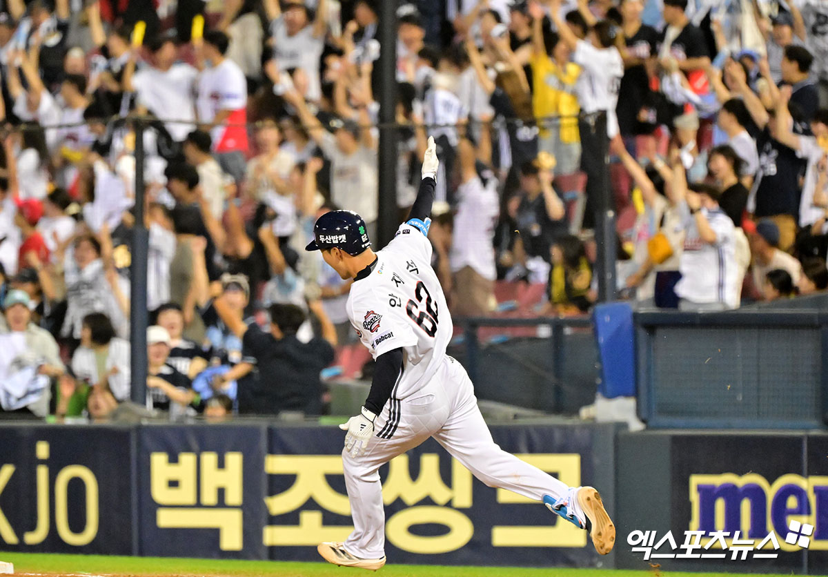 15일 오후 서울 송파구 잠실야구장에서 열린 '2025 신한 SOL Bank KBO리그' KIA 타이거즈와 두산 베어스의 경기, 두산이 연장 접전끝에 안재석의 끝내기 홈런에 힘입어 KIA에 6:5 역전승을 거뒀다. 11회말 두산 안재석이 끝내기 홈런을 날리고 있다. 잠실, 김한준 기자