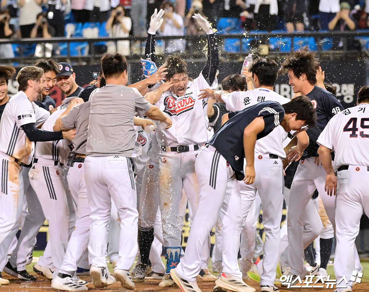 15일 오후 서울 송파구 잠실야구장에서 열린 '2025 신한 SOL Bank KBO리그' KIA 타이거즈와 두산 베어스의 경기, 두산이 연장 접전끝에 안재석의 끝내기 홈런에 힘입어 KIA에 6:5 역전승을 거뒀다. 11회말 두산 안재석이 끝내기 홈런을 날리고 있다. 잠실, 김한준 기자