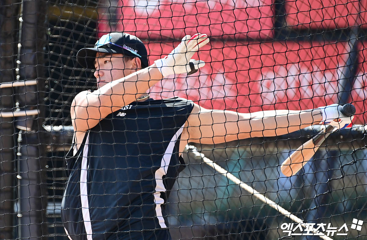 KT 위즈 외야수 안현민이 올해 정규시즌 경기를 앞두고 타격 훈련에 임하고 있다. 엑스포츠뉴스 DB