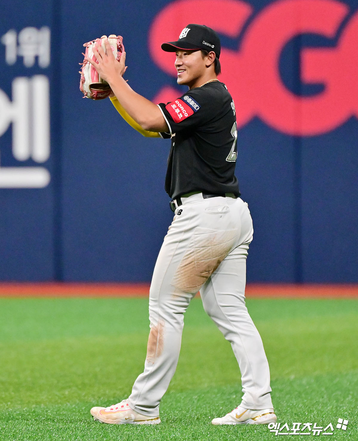 KT 위즈 외야수 안현민이 올해 정규시즌 경기에 출전해 호수비 후 박수 치고 있다. 엑스포츠뉴스 DB