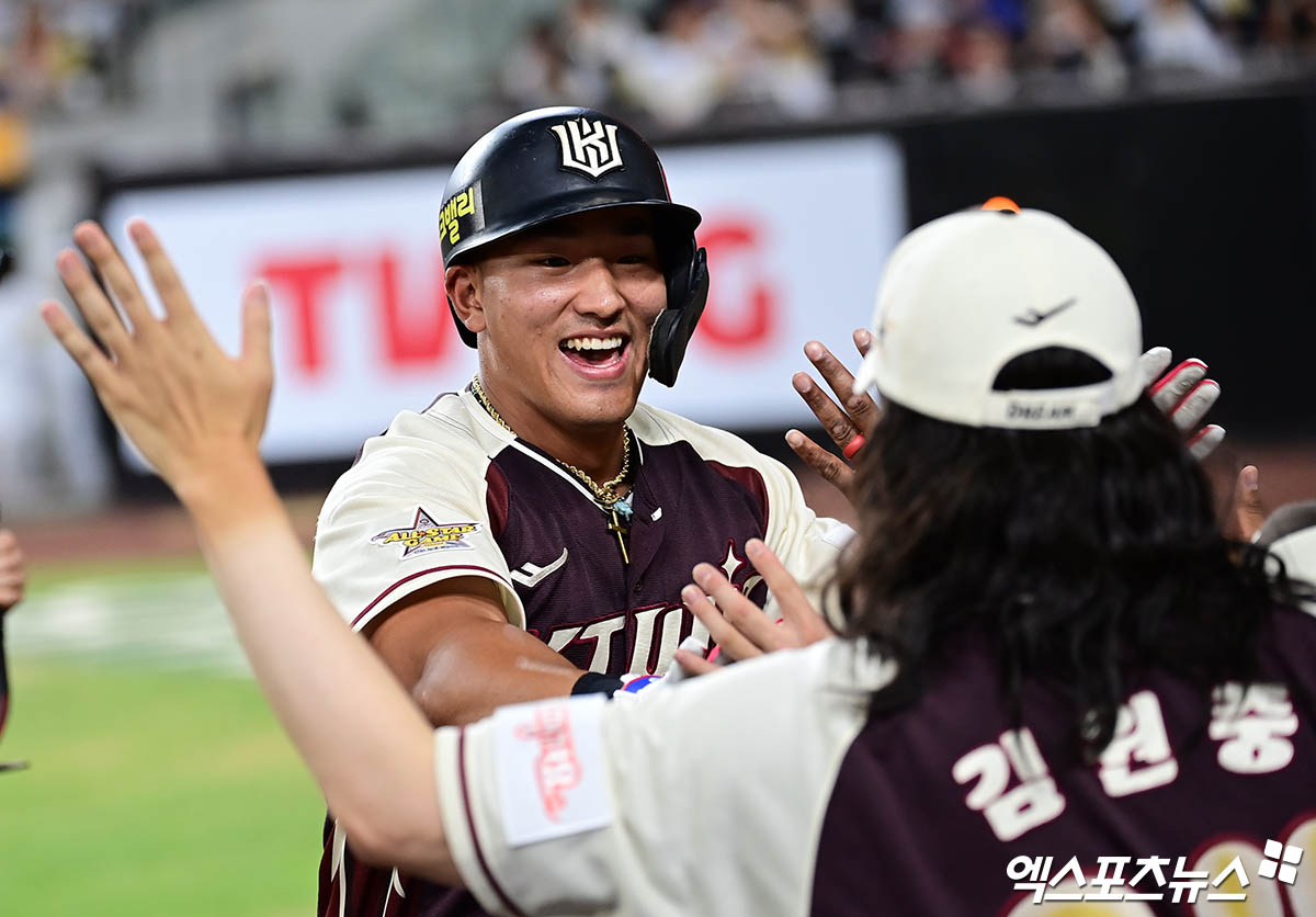 KT 위즈 외야수 안현민이 올해 올스타전 경기에 출전해 득점 후 축하 받고 있다. 엑스포츠뉴스 DB