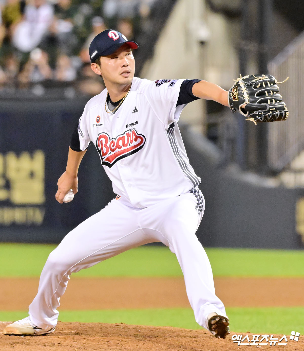 15일 오후 서울 송파구 잠실야구장에서 열린 '2025 신한 SOL Bank KBO리그' KIA 타이거즈와 두산 베어스의 경기, 11회초 두산 홍건희가 공을 힘차게 던지고 있다. 잠실, 김한준 기자