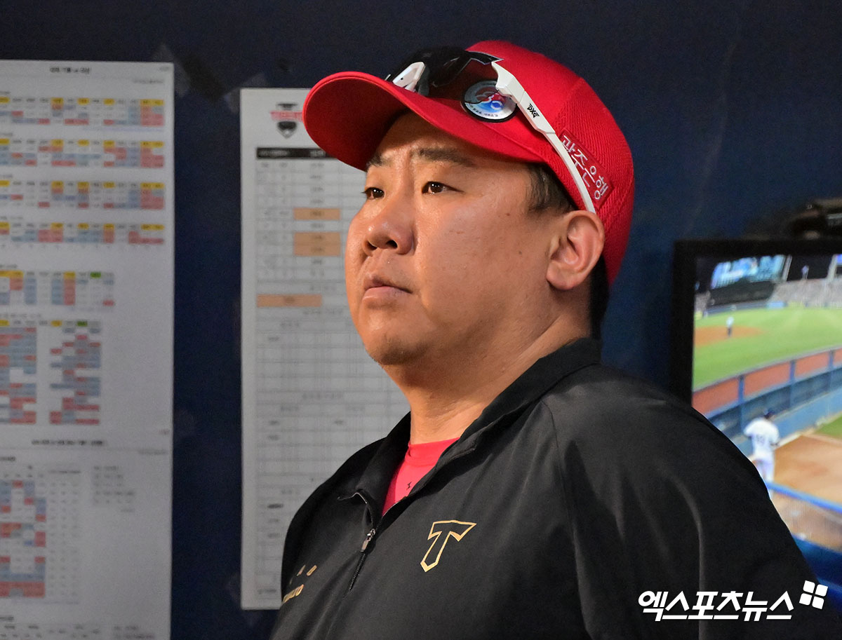 15일 오후 서울 송파구 잠실야구장에서 열린 '2025 신한 SOL Bank KBO리그' KIA 타이거즈와 두산 베어스의 경기, KIA 이범호 감독이 경기를 지켜보고 있다. 잠실, 김한준 기자