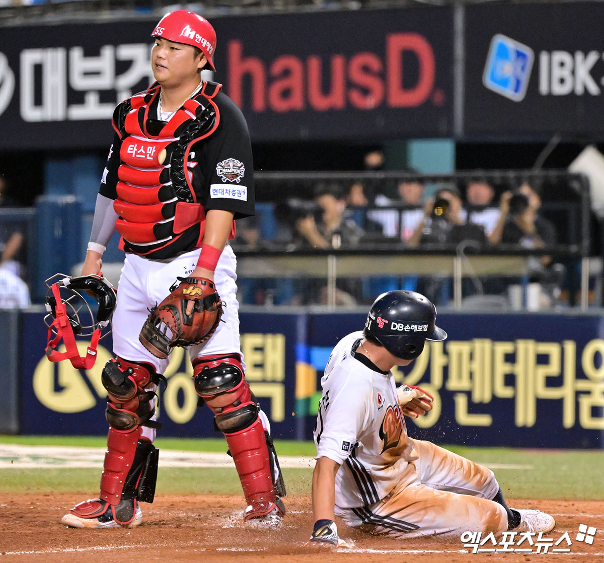 15일 오후 서울 송파구 잠실야구장에서 열린 '2025 신한 SOL Bank KBO리그' KIA 타이거즈와 두산 베어스의 경기, 9회말 2사 2루 KIA 한준수가 송구 실책을 한 후 아쉬워하고 있다. 잠실, 김한준 기자