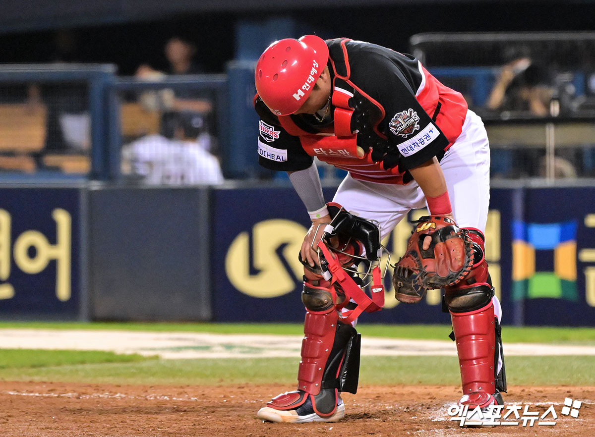 15일 오후 서울 송파구 잠실야구장에서 열린 '2025 신한 SOL Bank KBO리그' KIA 타이거즈와 두산 베어스의 경기, 9회말 2사 2루 KIA 한준수가 송구 실책을 한 후 아쉬워하고 있다. 잠실, 김한준 기자