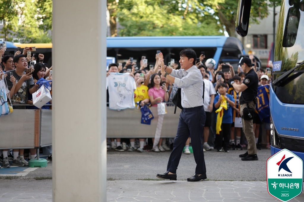 2주 전, 울산문수경기장에서 대역전패를 당했던 울산HD가 신태용 신임 감독 체제로 수원FC 원정 설욕전에 나선다.   수원과 울산이 16일 오후 8시 수원종합운동장에서 ‘하나은행 K리그1 2025’ 26라운드 맞대결을 갖는다. 한국프로축구연맹