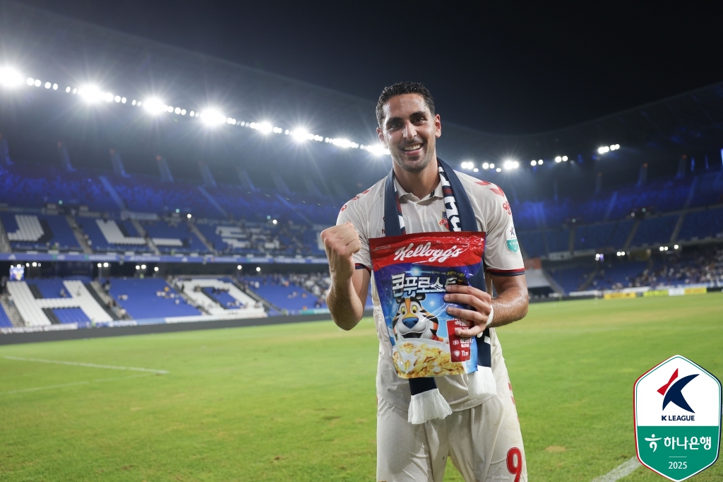 2주 전, 울산문수경기장에서 대역전패를 당했던 울산HD가 신태용 신임 감독 체제로 수원FC 원정 설욕전에 나선다.   수원과 울산이 16일 오후 8시 수원종합운동장에서 ‘하나은행 K리그1 2025’ 26라운드 맞대결을 갖는다. 한국프로축구연맹