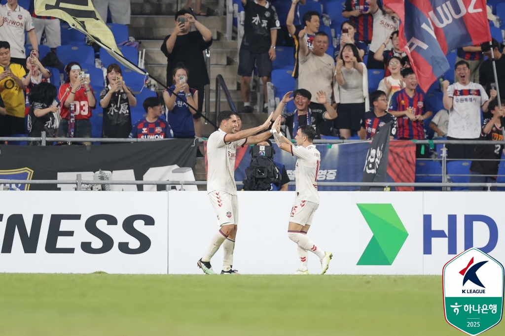 2주 전, 울산문수경기장에서 대역전패를 당했던 울산HD가 신태용 신임 감독 체제로 수원FC 원정 설욕전에 나선다.   수원과 울산이 16일 오후 8시 수원종합운동장에서 ‘하나은행 K리그1 2025’ 26라운드 맞대결을 갖는다. 한국프로축구연맹