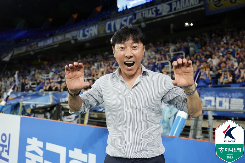 2주 전, 울산문수경기장에서 대역전패를 당했던 울산HD가 신태용 신임 감독 체제로 수원FC 원정 설욕전에 나선다.   수원과 울산이 16일 오후 8시 수원종합운동장에서 ‘하나은행 K리그1 2025’ 26라운드 맞대결을 갖는다. 한국프로축구연맹