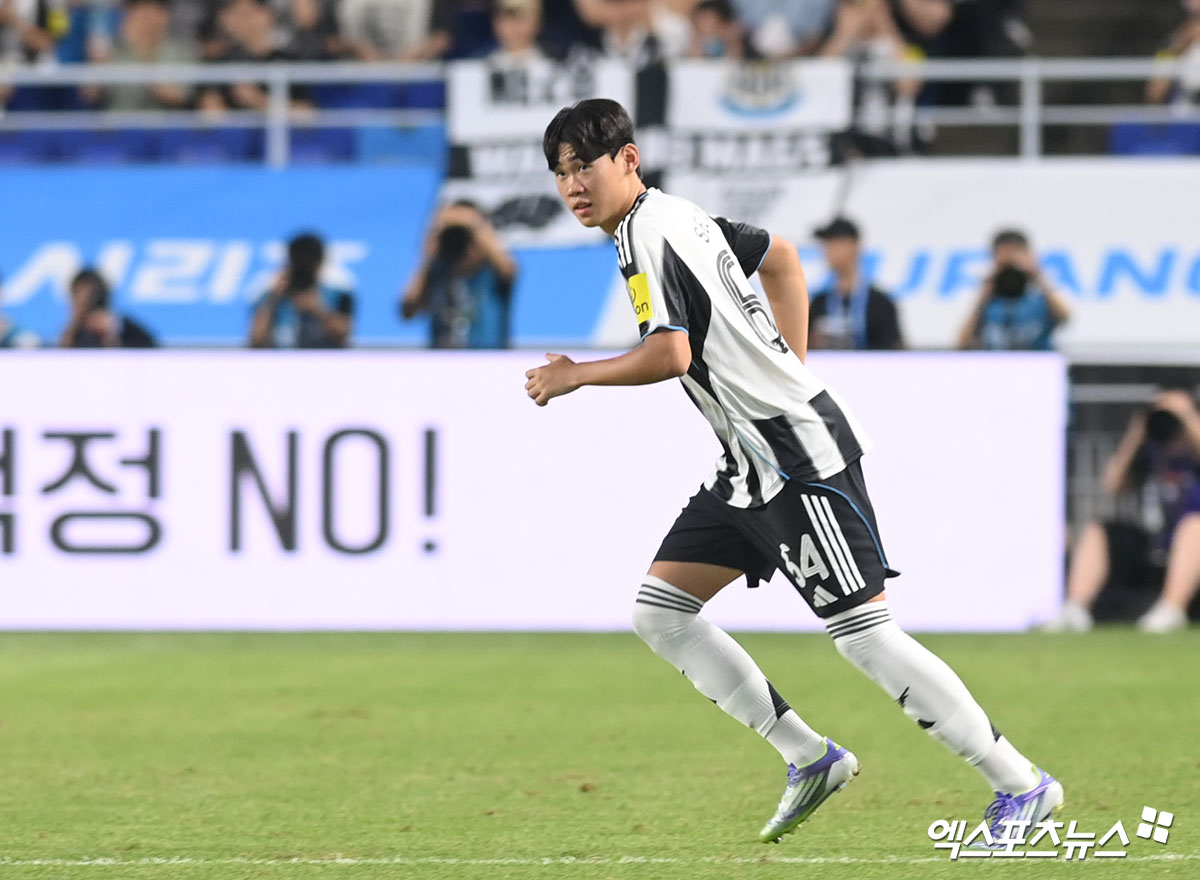 18세 한국인 윙어 박승수(뉴캐슬 유나이티드)가 2025-2026시즌 잉글리시 프리미어리그 개막전 엔트리에 깜짝 승선하면서 데뷔도 기대할 수 있게 됐다. 뉴캐슬은 16일 오후 8시30분 영국 버밍엄 빌라파크에서 애스턴 빌라와 2025-2026 프리미어리그 1라운드 개막전 원정 경기를 치른다. 뉴캐슬을 이끄는 에디 하우 감독은 애스턴 빌라전 앞두고 닉 포프(골키퍼), 키어런 트리피어, 파비안 샤르, 조엘링톤, 산드로 토날리, 앤서니 고든, 하비 반스, 앤서니 엘랑가, 티노 리브라멘토, 댄 번, 브루누 기마랑에스를 선발 라인업에 집어넣었다. 박승수는 애런 램스데일, 루이스 홀 등과 9명의 후보 명단에 포함됐다. 엑스포츠뉴스DB