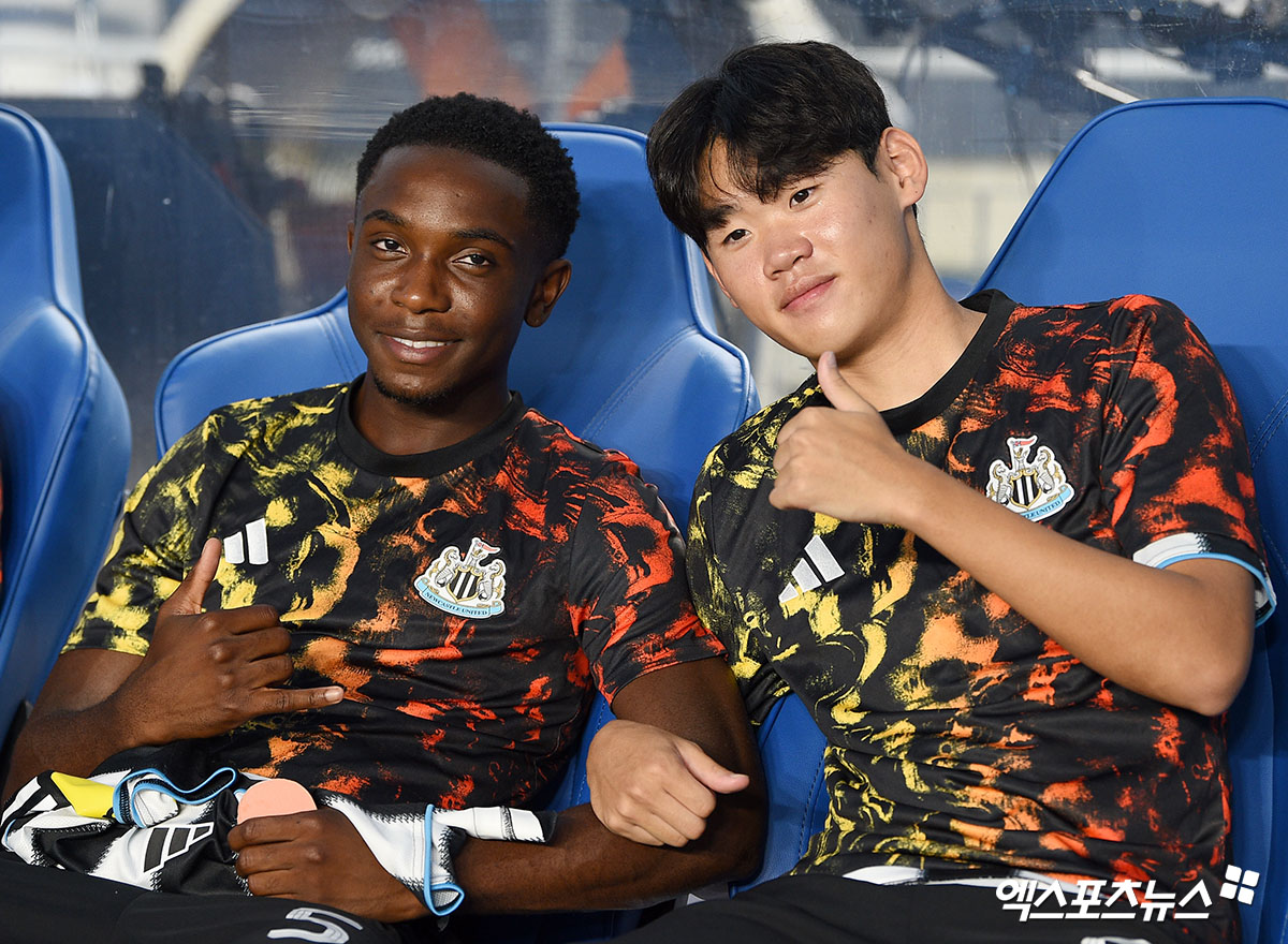 18세 한국인 윙어 박승수(뉴캐슬 유나이티드)가 2025-2026시즌 잉글리시 프리미어리그 개막전 엔트리에 깜짝 승선하면서 데뷔도 기대할 수 있게 됐다. 뉴캐슬은 16일 오후 8시30분 영국 버밍엄 빌라파크에서 애스턴 빌라와 2025-2026 프리미어리그 1라운드 개막전 원정 경기를 치른다. 뉴캐슬을 이끄는 에디 하우 감독은 애스턴 빌라전 앞두고 닉 포프(골키퍼), 키어런 트리피어, 파비안 샤르, 조엘링톤, 산드로 토날리, 앤서니 고든, 하비 반스, 앤서니 엘랑가, 티노 리브라멘토, 댄 번, 브루누 기마랑에스를 선발 라인업에 집어넣었다. 박승수는 애런 램스데일, 루이스 홀 등과 9명의 후보 명단에 포함됐다. 엑스포츠뉴스DB