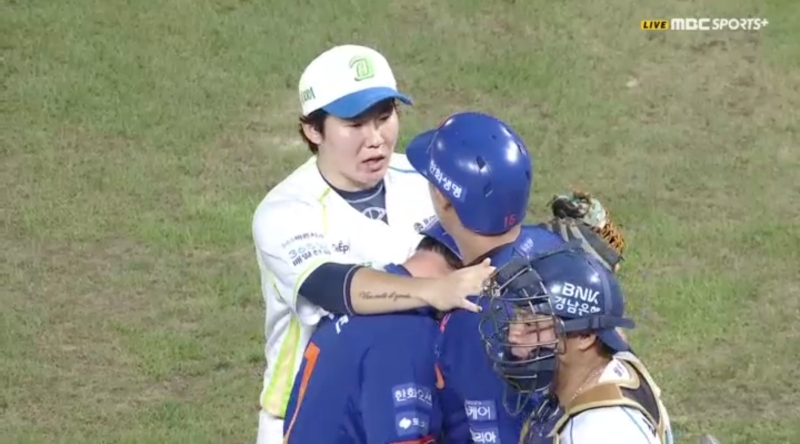 한화 이글스와 NC 다이노스의 경기가 열린 16일 창원 NC파크에서 NC가 5-4로 앞서 있던 6회초 선두타자 하주석이 NC 선발투수 신민혁에게 삼진을 당한 후 불만을 표출하며 두 팀 사이 벤치클리어링이 발생했다. 특히 한화는 선발투수로 등판했던 문동주가 4회말 투구 과정에서 최정원의 타구에 오른팔을 맞고 강판되는 등 어수선한 상황에서 벤치 클리어링까지 겪고 말았다. MBC스포츠플러스 중계화면 캡처