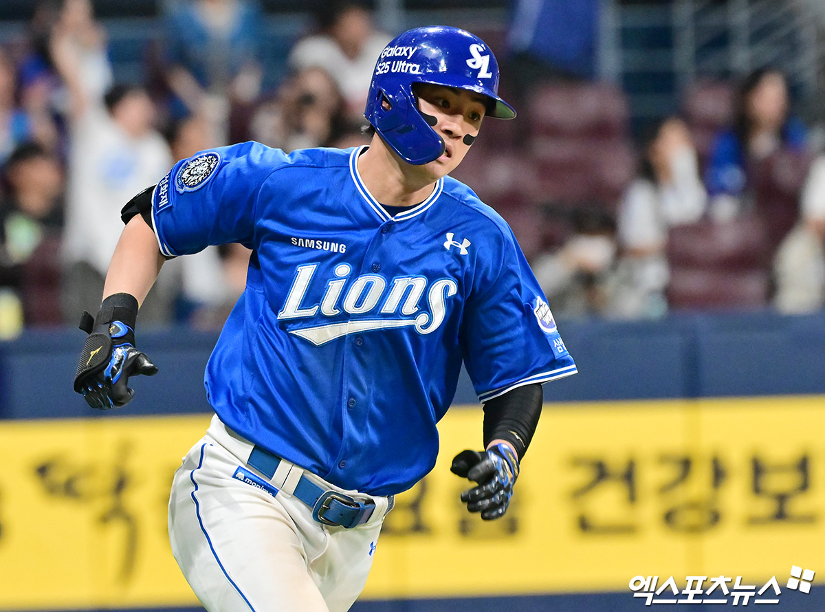 삼성 라이온즈 구자욱이 16일 부산 사직야구장에서 열린 2025 신한 SOL Bank KBO리그 롯데 자이언츠와의 팀 간 12차전에서 4안타 1홈런으로 맹타를 휘두르고 팀 승리를 견인했다. 사진 엑스포츠뉴스 DB
