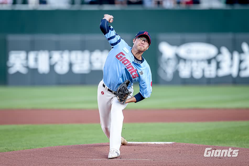 롯데 자이언츠 토종 에이스 박세웅이 16일 부산 사직야구장에서 열린 2025 신한 SOL Bank KBO리그 삼성 라이온즈와의 팀 간 12차전에 선발 등판, 6이닝 3실점을 기록했다. 사진 롯데 자이언츠