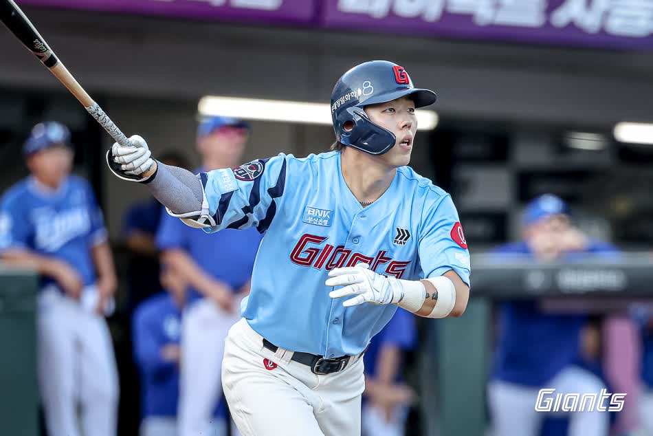 롯데 자이언츠 고승민이 16일 부산 사직야구장에서 열린 2025 신한 SOL Bank KBO리그 삼성 라이온즈와의 팀 간 12차전에서 5회말 1타점 적시타를 기록했다. 사진 롯데 자이언츠