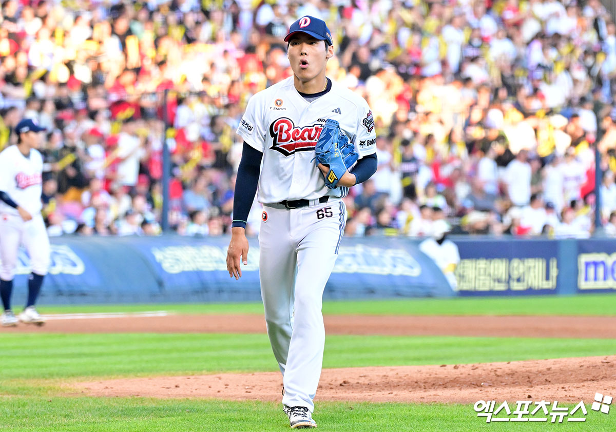 16일 오후 서울 송파구 잠실야구장에서 열린 '2025 신한 SOL Bank KBO리그' KIA 타이거즈와 두산 베어스의 경기, 4회초 수비를 마친 두산 윤태호가 더그아웃으로 향하고 있다. 잠실, 김한준 기자