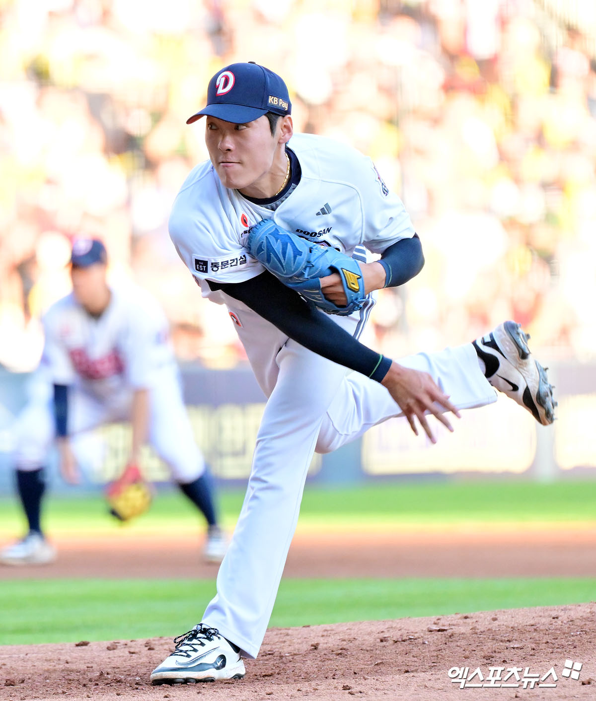 16일 오후 서울 송파구 잠실야구장에서 열린 '2025 신한 SOL Bank KBO리그' KIA 타이거즈와 두산 베어스의 경기, 4회초 두산 윤태호가 공을 힘차게 던지고 있다. 잠실, 김한준 기자