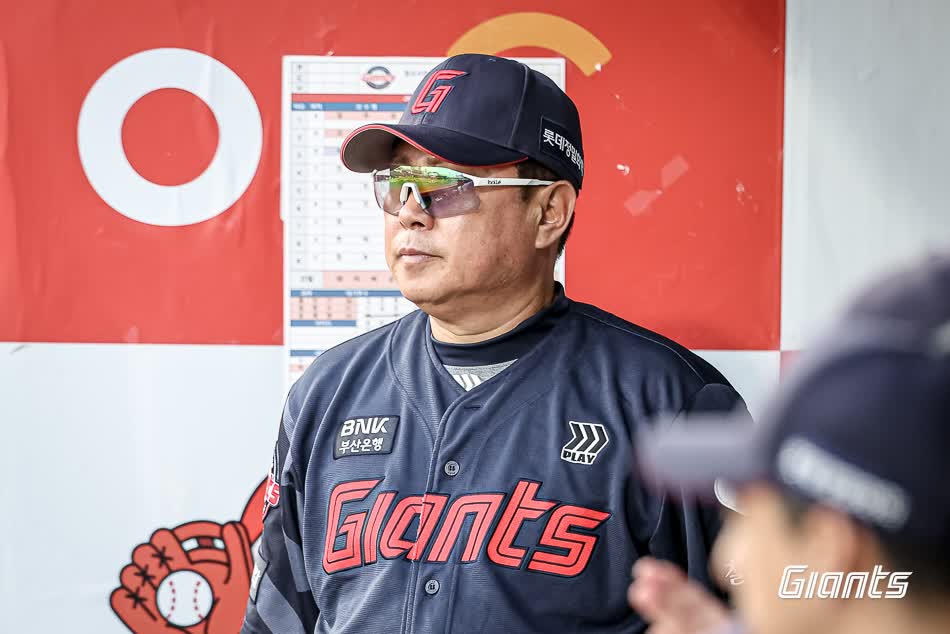 김태형 감독이 이끄는 롯데 자이언츠가 타선 침체 여파 속에 16일 부산 사직야구장에서 열린 2025 신한 SOL Bank KBO리그 삼성 라이온즈와의 팀 간 12차전에서 1-4로 패배, 8연패에 빠졌다. 사진 롯데 자이언츠