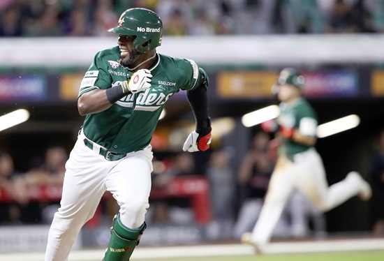 SSG 랜더스 기예르모 에레디아가 16일 인천 SSG랜더스필드에서 열린 2025 신한 SOL Bank KBO리그 LG 트윈스와 홈경기에서 5타수 3안타(1홈런) 5타점 2득점을 기록하며 팀 타선을 이끌었다. 에레디아는 이번 LG와 1, 2차전에서 10타수 7안타(2홈런) 7타점 3득점을 올렸다. SSG 랜더스