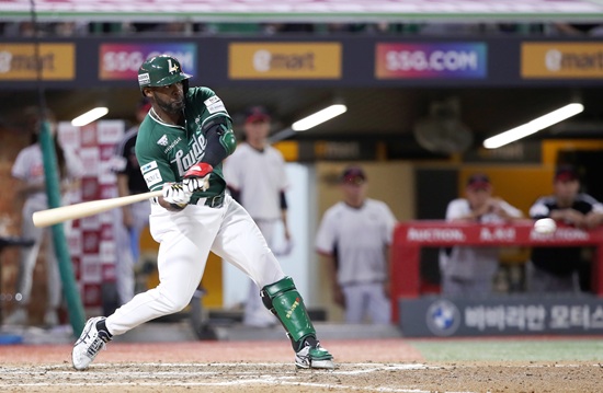 SSG 랜더스 기예르모 에레디아가 16일 인천 SSG랜더스필드에서 열린 2025 신한 SOL Bank KBO리그 LG 트윈스와 홈경기에서 5타수 3안타(1홈런) 5타점 2득점을 기록하며 팀 타선을 이끌었다. 에레디아는 이번 LG와 1, 2차전에서 10타수 7안타(2홈런) 7타점 3득점을 올렸다. SSG 랜더스