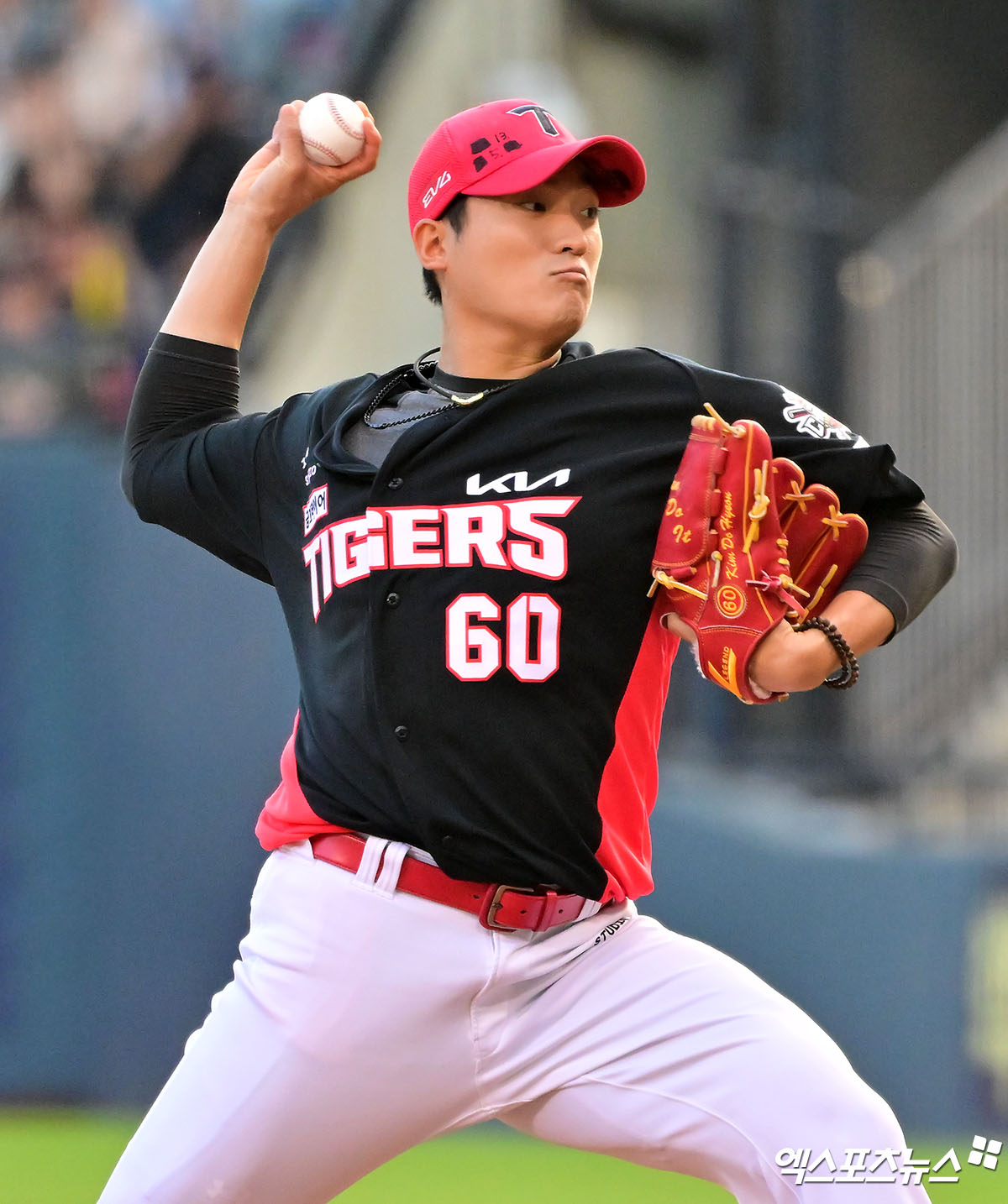 15일 오후 서울 송파구 잠실야구장에서 열린 '2025 신한 SOL Bank KBO리그' KIA 타이거즈와 두산 베어스의 경기, 1회말 KIA 선발투수 김도현이 공을 힘차게 던지고 있다. 엑스포츠뉴스 DB