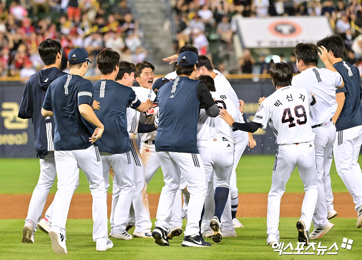 16일 오후 서울 송파구 잠실야구장에서 열린 '2025 신한 SOL Bank KBO리그' KIA 타이거즈와 두산 베어스의 경기, 두산이 김인태의 끝내기 안타에 힘입어 KIA에 4:3 역전승을 거뒀다.  이날 경기에서 승리한 두산 선수들이 기뻐하고 있다. 잠실, 김한준 기자