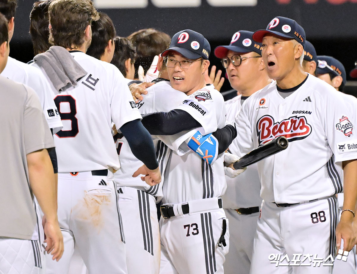 15일 오후 서울 송파구 잠실야구장에서 열린 '2025 신한 SOL Bank KBO리그' KIA 타이거즈와 두산 베어스의 경기, 두산이 연장 접전끝에 안재석의 끝내기 홈런에 힘입어 KIA에 6:5 역전승을 거뒀다.  이날 경기에서 승리한 두산 조성환 감독대행이 안재석을 안아주고 있다. 잠실, 김한준 기자